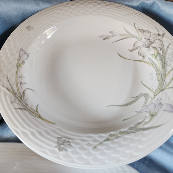 Beautiful China PearlSet Of 5 Cups & Saucers,Salad Plates, sugar bowl & creamer - Picture 5 of 13